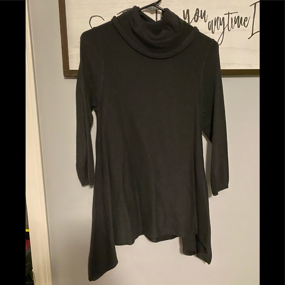 Crowl neck light sweater/blouse
